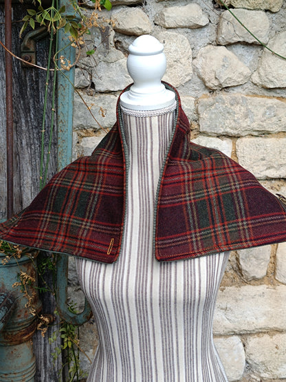 Tour de cou en laine tartan bordeaux, velours kaki et bouton cerf champêtre