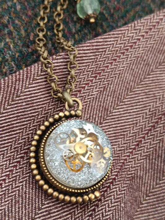 Collier sautoir chaîne steampunk pendentif mappemonde pivotant