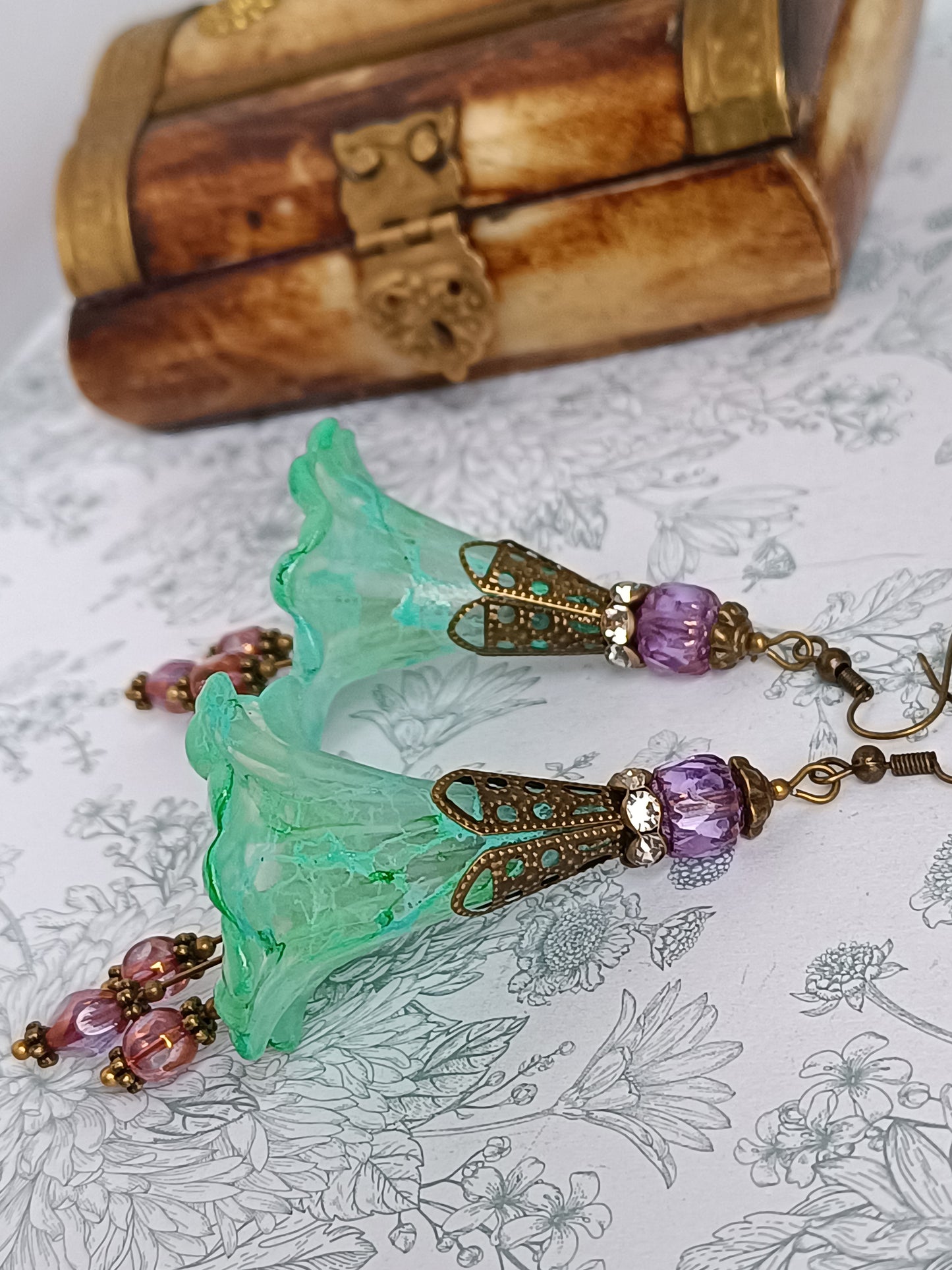 Détail Boucles d'Oreilles Fleurs Lucite XXL à plat - perles verre tchèque et lucite peinte main - bijoux artisanaux bohème
