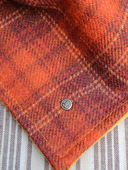 Tour de cou en laine tartan orange et rouille, velours curry et bouton cerf