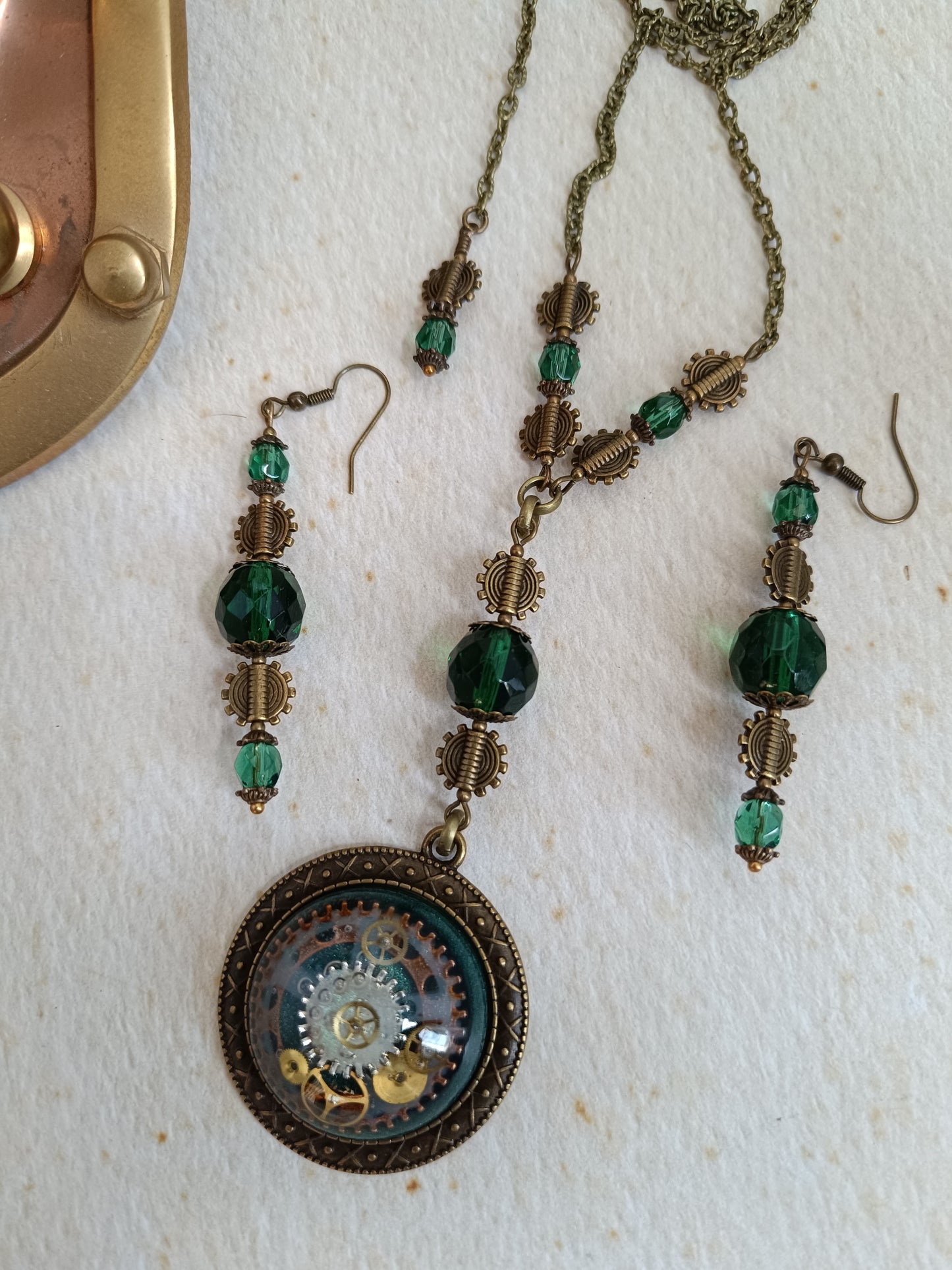 Ensemble Collier et Boucles d'Oreilles Steampunk Perles de Verre Tchèque Vertes Pendentif Cabochon Bronze Artisanal