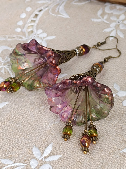 Boucles d'Oreilles Pendantes Féeriques Vertes et Violettes Fleurs Acrylique Perles Verre Tchèque XXL