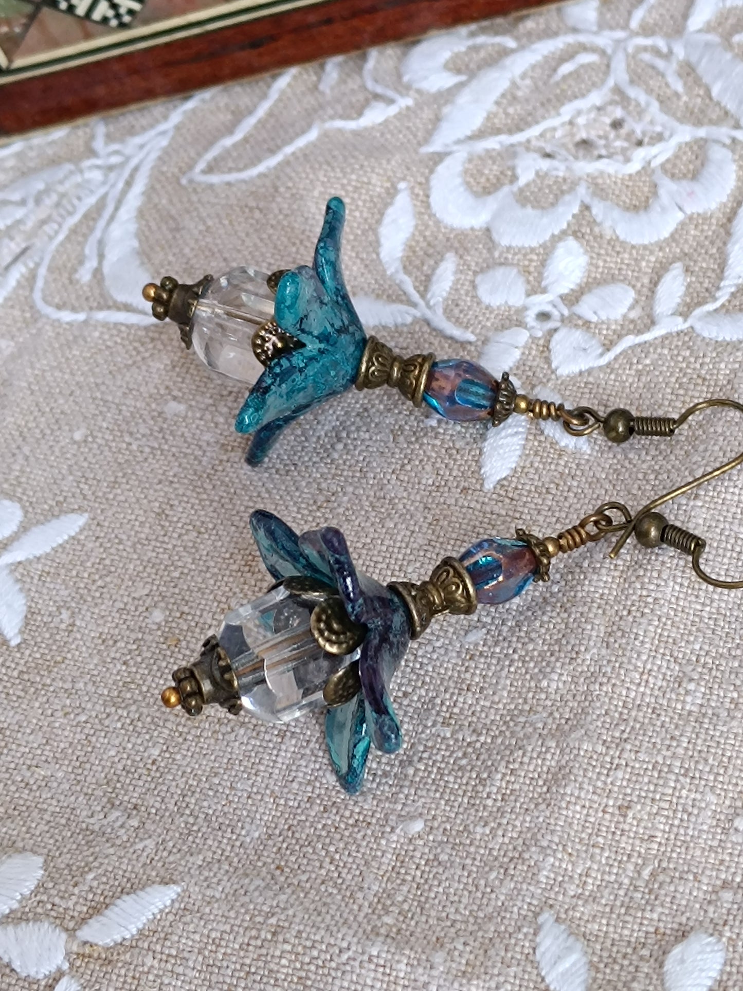 Boucles d'oreilles pendantes fleurs féeriques bleues et perles verre tchèques cristal