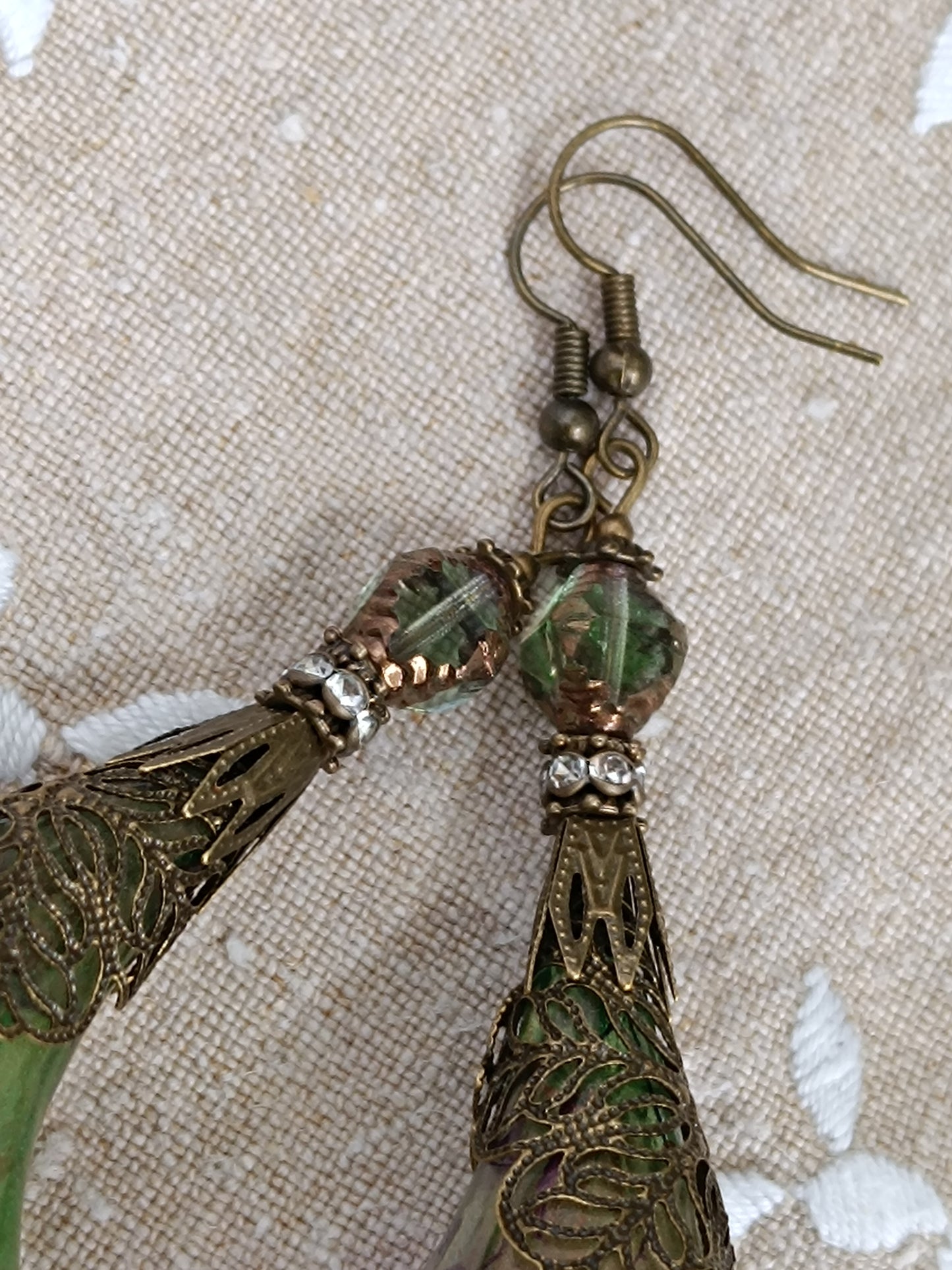 Boucles d'Oreilles Pendantes Féeriques Vertes et Violettes Fleurs Acrylique Perles Verre Tchèque XXL