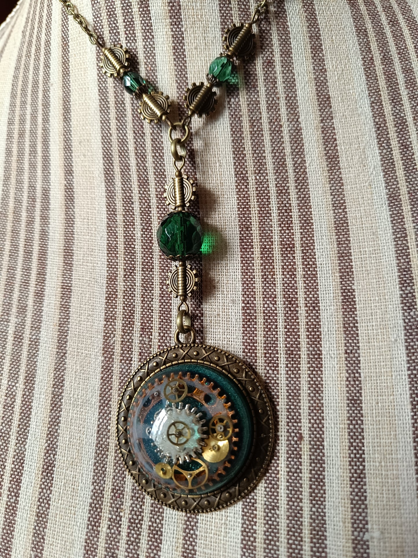 Ensemble Collier et Boucles d'Oreilles Steampunk Perles de Verre Tchèque Vertes Pendentif Cabochon Bronze Artisanal