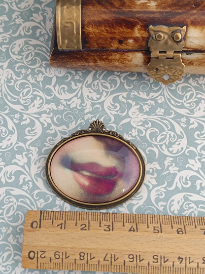 Broche cabochon verre bouche, original style cabinet de curiosités victorien