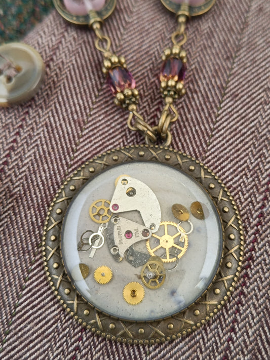 Collier chaîne et chapelet de perles pendentif cabochon steampunk