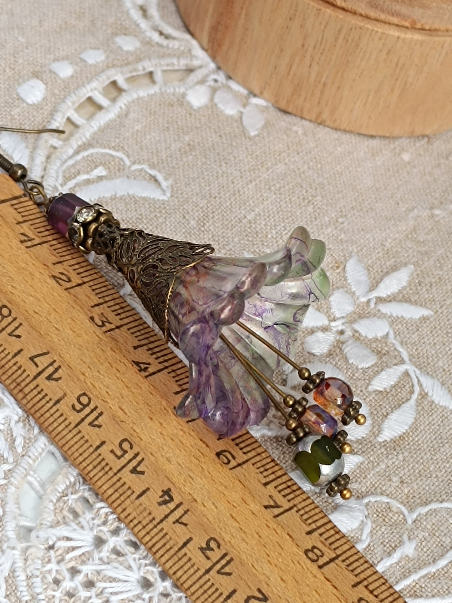 Boucles d'Oreilles Pendantes Féeriques Vertes et Violettes Fleurs Acrylique Perles Verre Tchèque XXL
