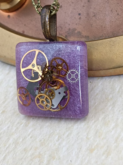 Pendentif Steampunk Carré Engrenages Résine Époxy Violet Chaîne Bronze Artisanal