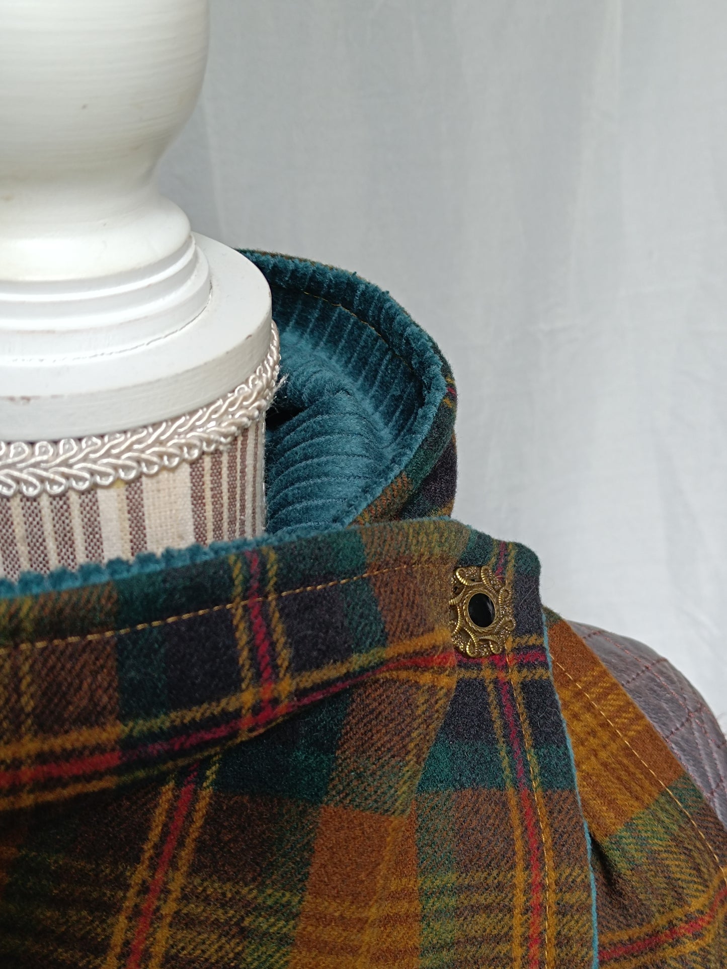 Tour de Cou Boutonné en Tartan Celtique Étreinte Textile & Poésie de Saison