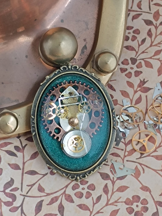 Broche Steampunk Cabochon – Résine Époxy, Fond vert , Engrenages Authentiques