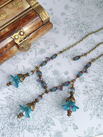 Parure Collier Boucles d'Oreilles Fleurs Féeriques Lucite Bleue Verre Tchèque Bronze Antique