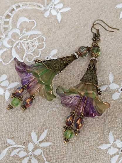 Boucles d'Oreilles Pendantes Féeriques Vertes et Violettes Fleurs Acrylique Perles Verre Tchèque XXL