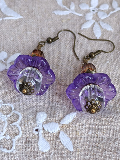 Boucles d'oreilles fleurs de lucite vintage et perles de verre tchèque