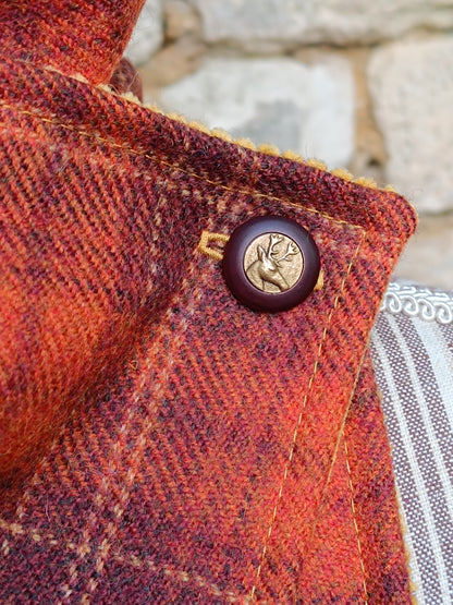 Tour de cou en laine tartan orange et rouille, velours curry et bouton cerf