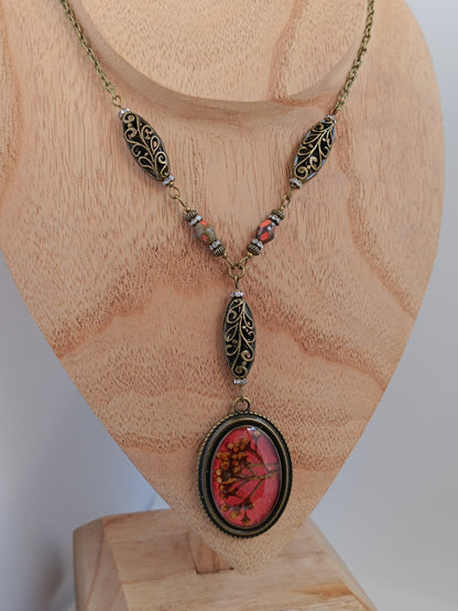 Collier Cabochon Fleurs Séchées Rouge Orangé Bronze Antique Pièce Unique 4 x 2,8 cm
