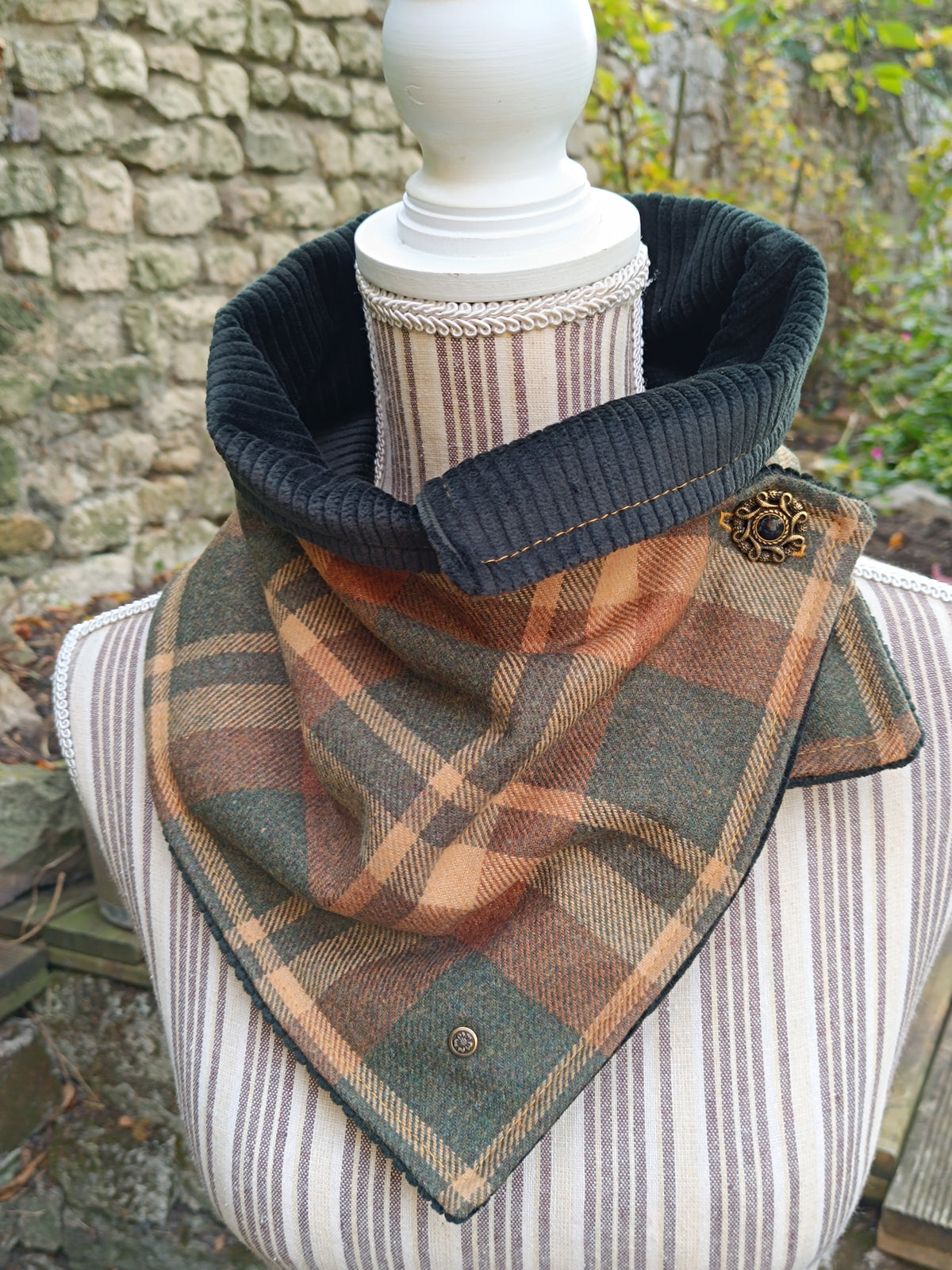 Tour de cou tartan écossais d'automne doublé de velours côtelé bouton celtique