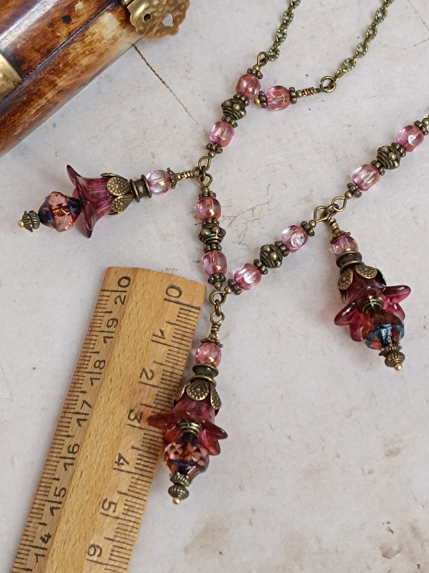 Parure Collier Boucles d'Oreilles Fleurs Féeriques Lucite Rose Verre Tchèque Bronze Antique