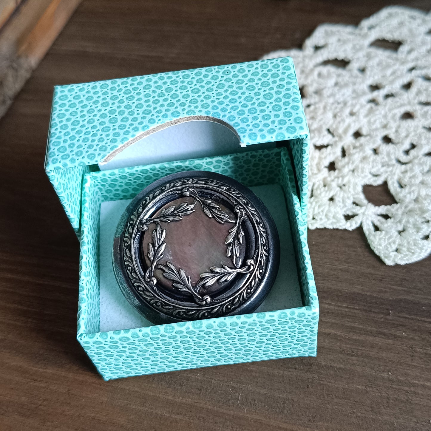 Broche vintage en nacre irisée et métal bronze – ancien bouton francais des années 1900 – couronne de laurier – bijou fait main