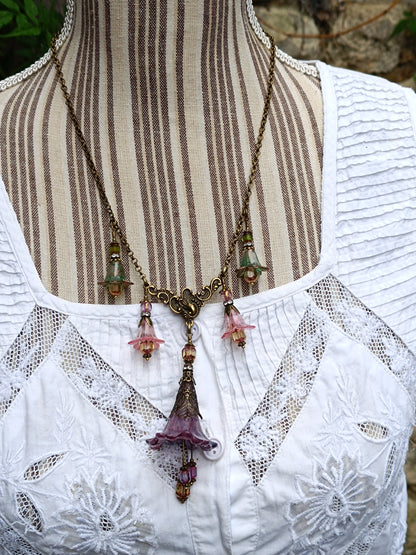 Rêveries Florales Collier fairycore romantique en bronze antique, fleurs lucite peintes main, perles lanternes verre tchèque
