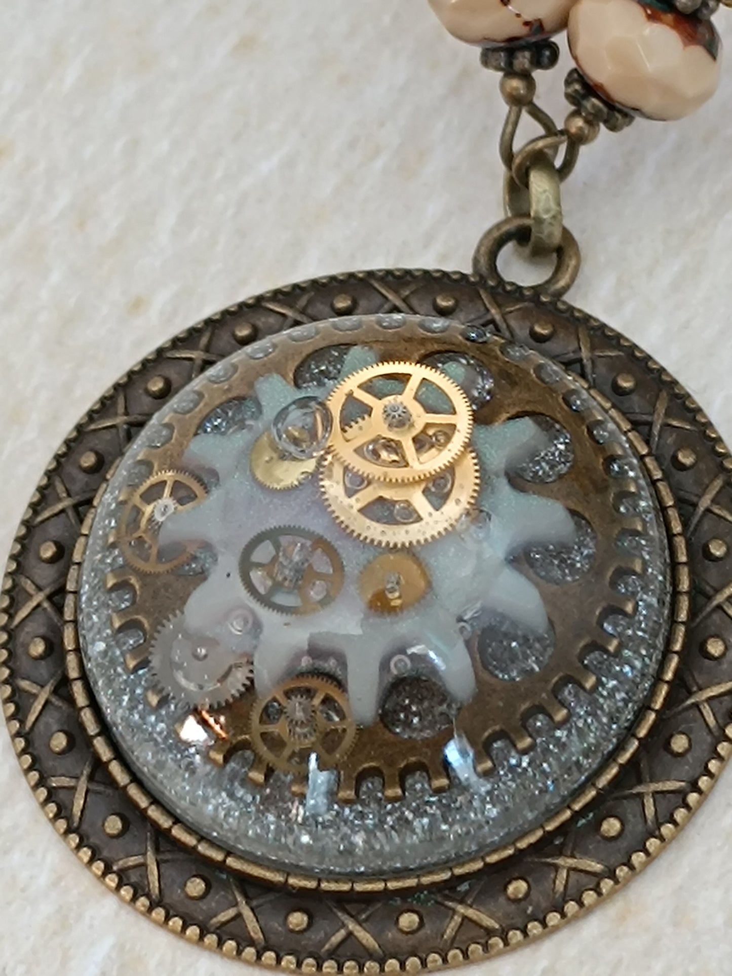 Collier Steampunk Chapelet Perles de Verre Tchèque Grand Pendentif Cabochon Résine Époxy Bronze Artisanal