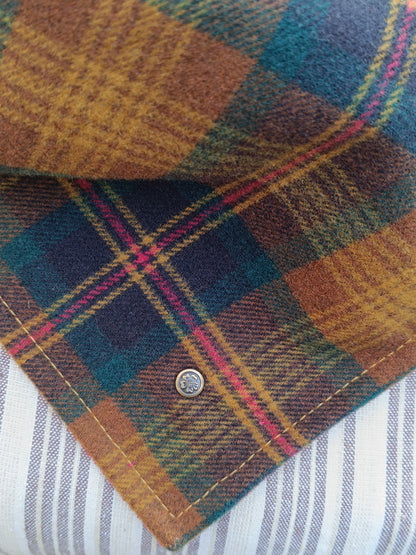 Tour de cou tartan laine bleu canard ocre marron doublé velours bordeaux et bouton vintage métal et nacre