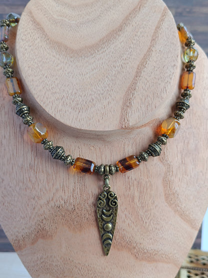 Collier artisanal bohème en verre tchèque et bronze – Pendentif Triple Lune mystique