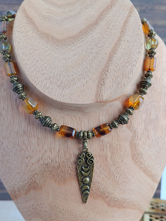 Collier artisanal bohème en verre tchèque et bronze – Pendentif Triple Lune mystique