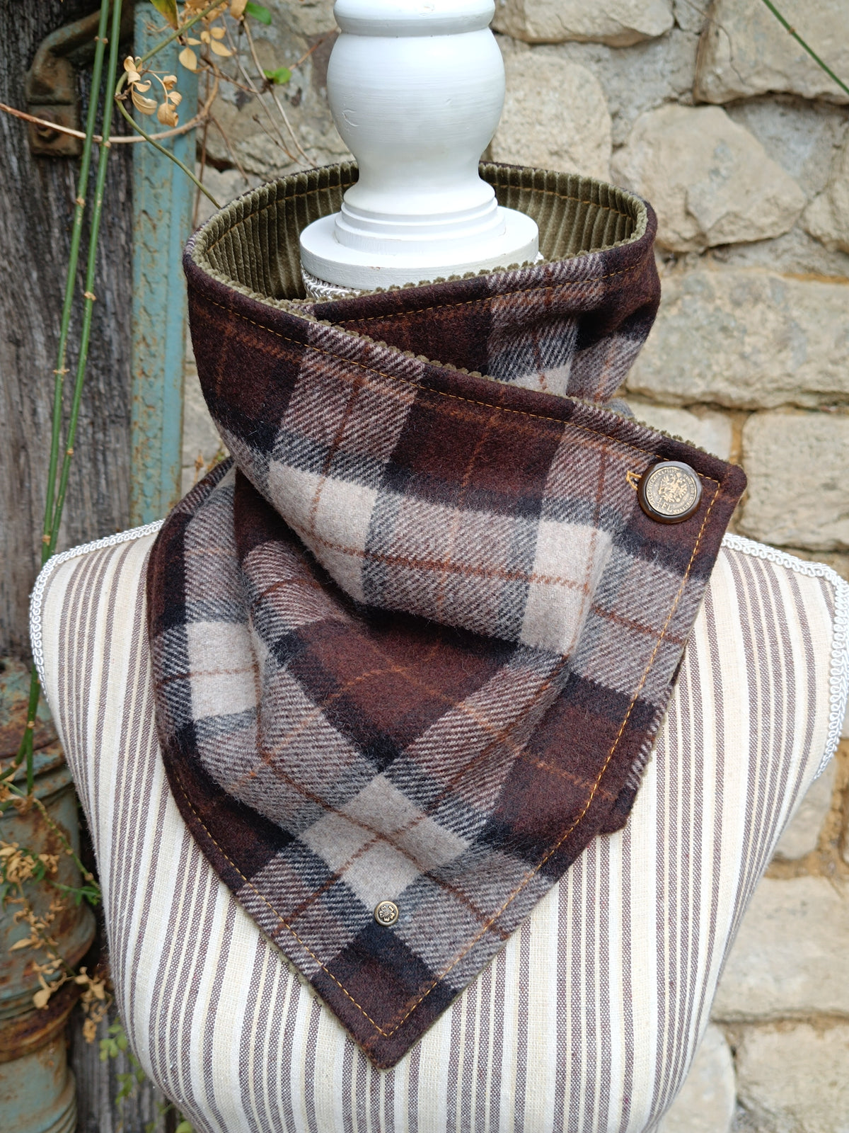 Tour de cou tartan écossais laine velours côtelé et bouton vintage autrichien