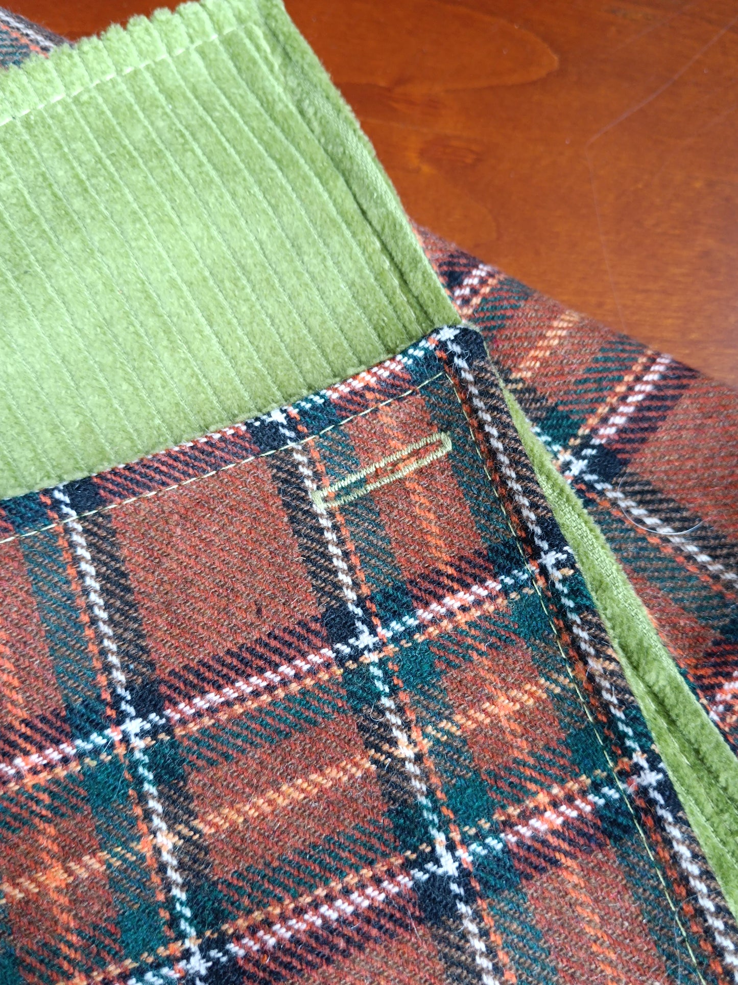 Tour tartan écossais lainage marron doublé velours vert et bouton ancien