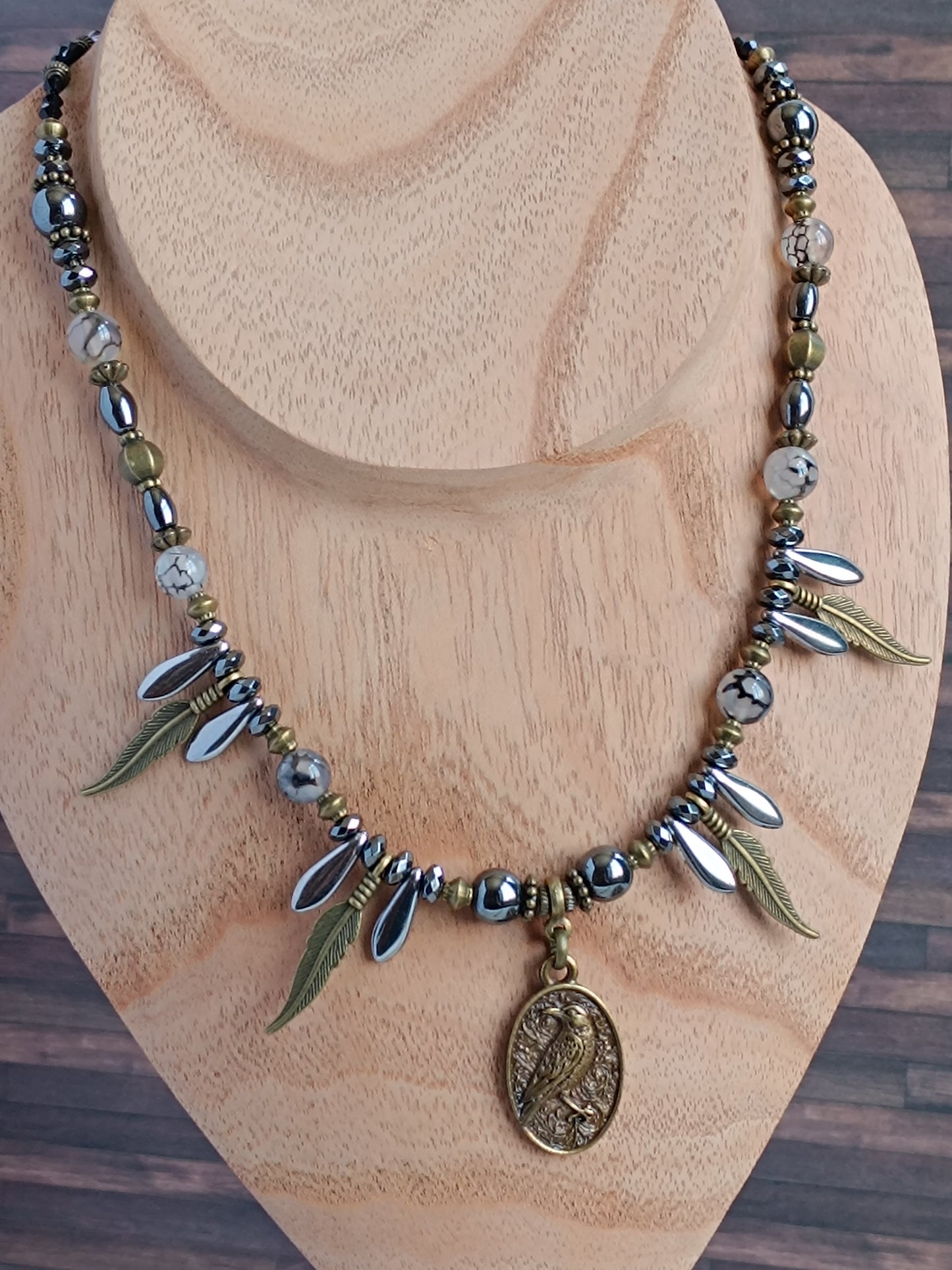 Collier Bohème Ethnique – Dagues Noires, Agathe Veinée & Corbeau