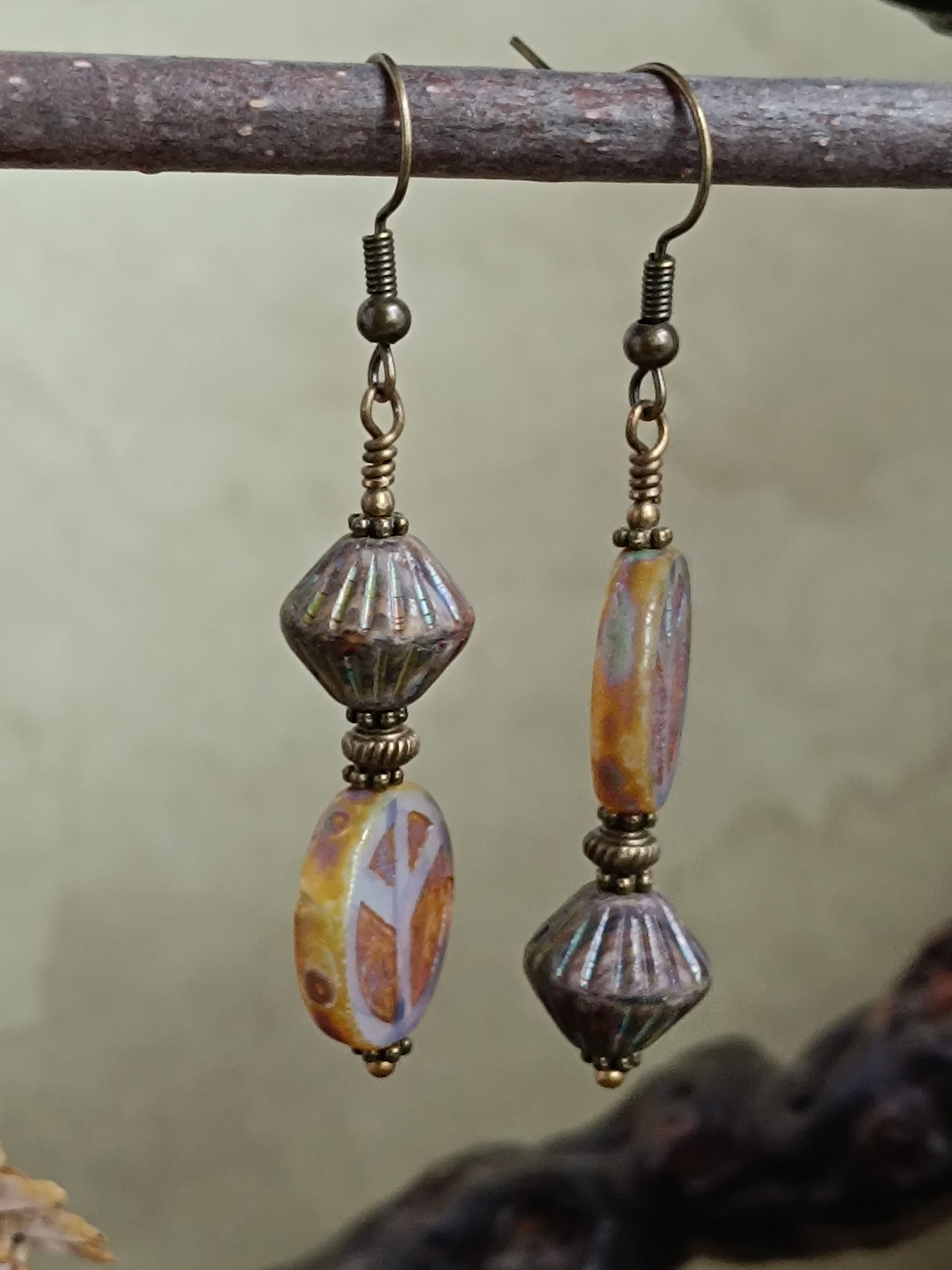 Boucles d'oreilles pendantes perles de verre tchèque style bohème mystérieux et raffiné