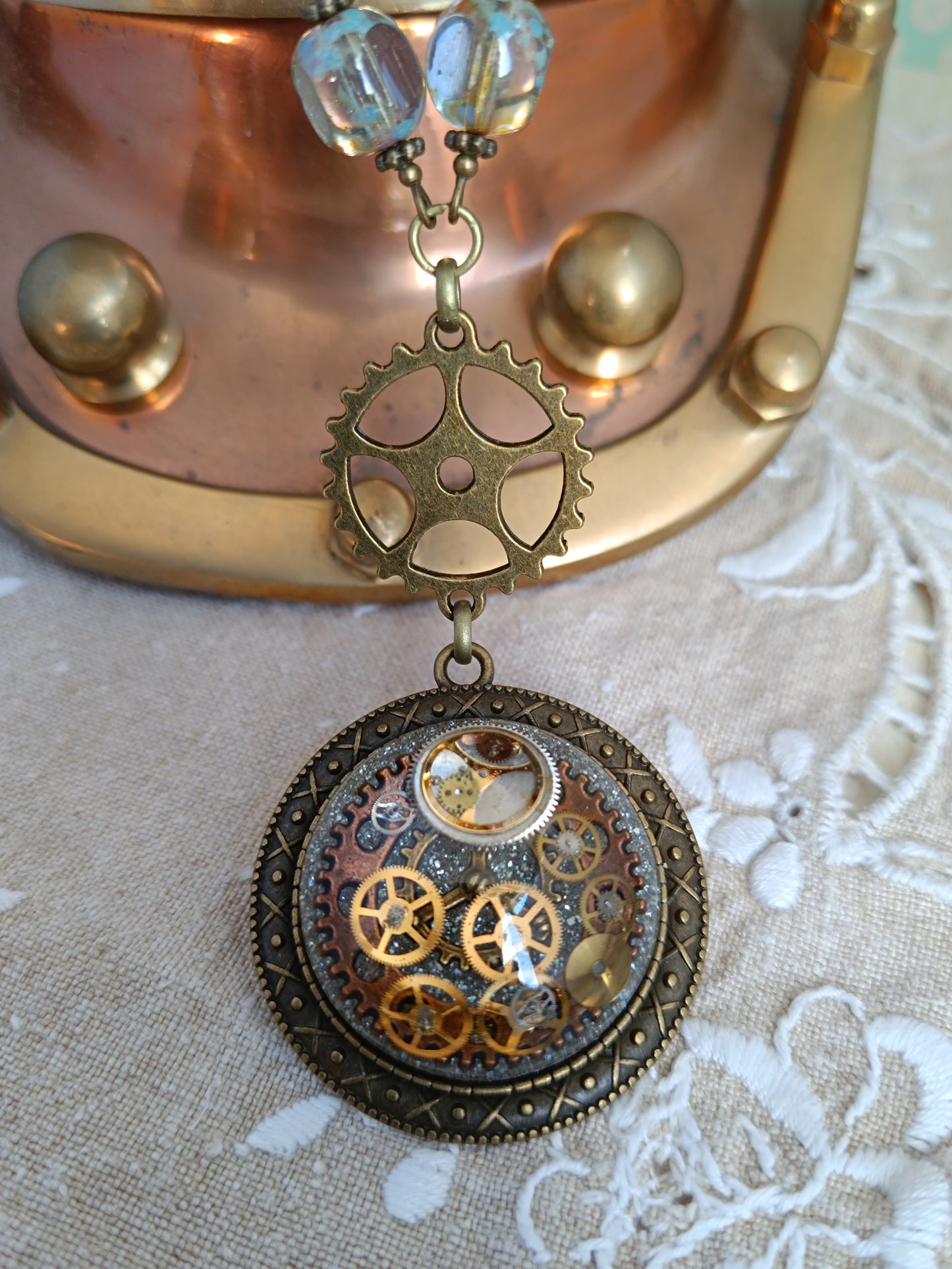 Collier Steampunk Perles de Verre Tchèque Pendentif Cabochon Résine Époxy Bronze Artisanal