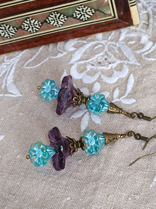Boucles d'oreilles Fleurs Clochettes Lucite Vintage et Fleurets Verre Tchèque Bleus Bijou Bohème