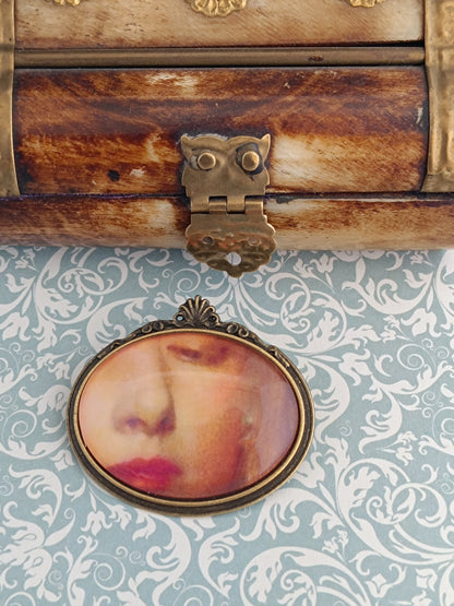 Broche cabochon verre bouche, original style cabinet de curiosités victorien