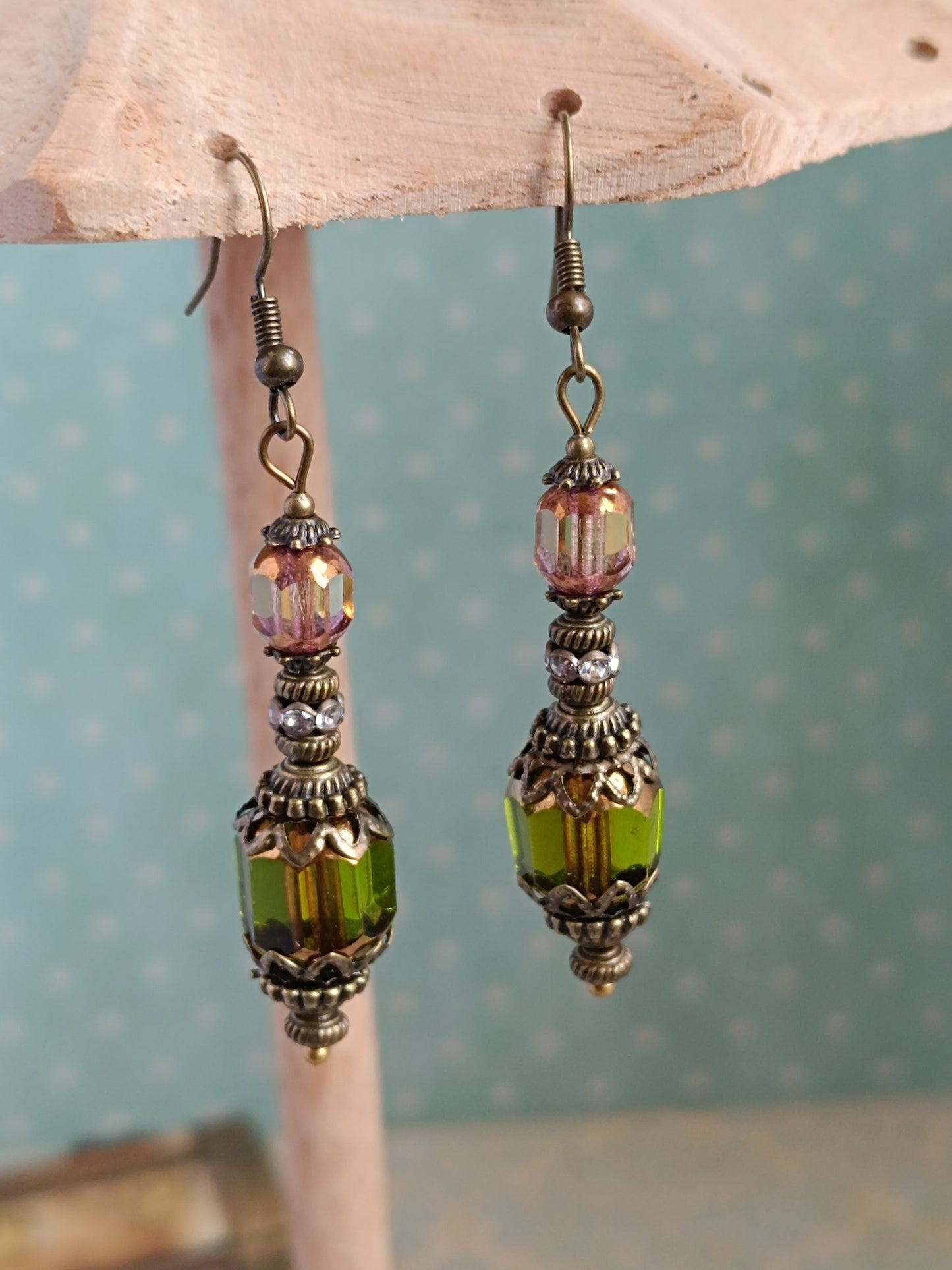 Boucles d'Oreilles Pendantes Victoriennes Verre Facetté Vert Olive Jonquille Bronze Antique