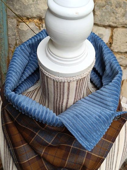 Tour de cou tartan pure laine velours côtelé bleu et bouton vintage blason licorne