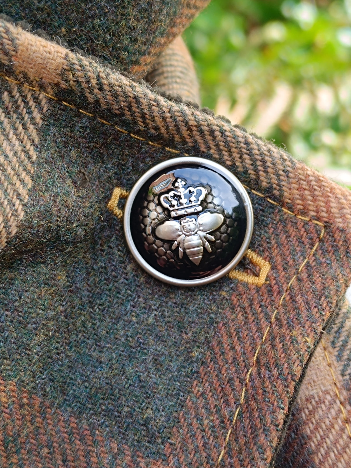 Tour de cou tartan laine vert ocre marron doublé velours brun foncé et bouton moderne abeille