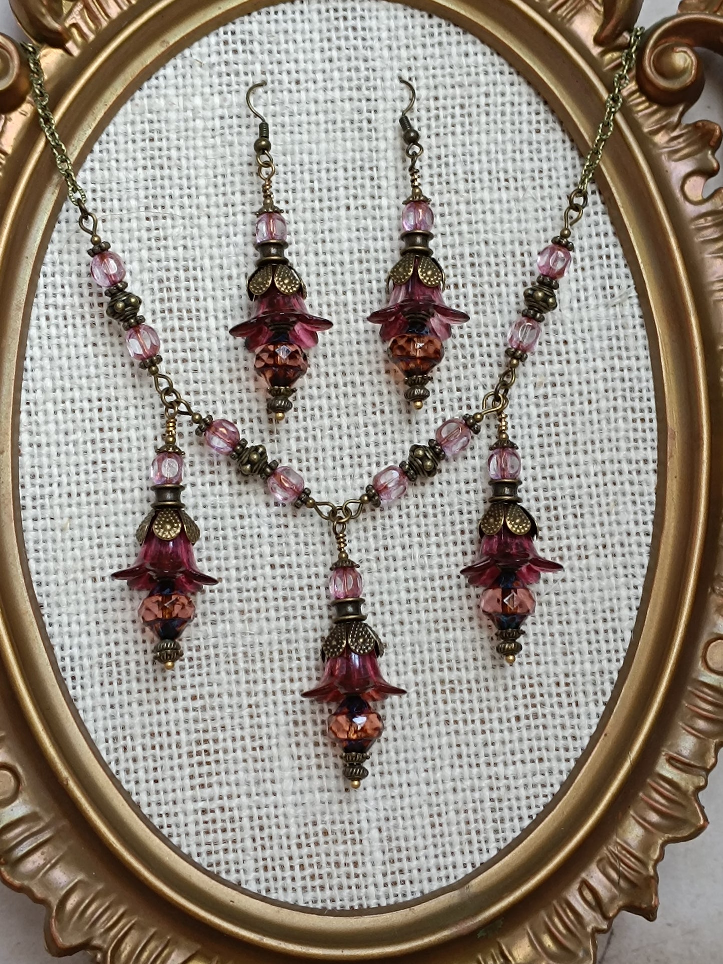 Parure Collier Boucles d'Oreilles Fleurs Féeriques Lucite Rose Verre Tchèque Bronze Antique