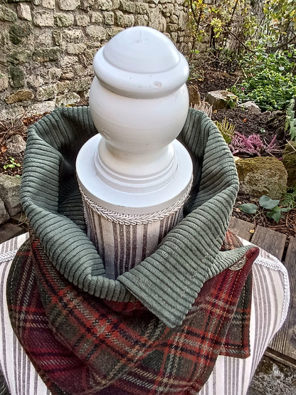 Tour de cou tartan écossais en laine doublé de velours côtelé et bouton vintage chevalier