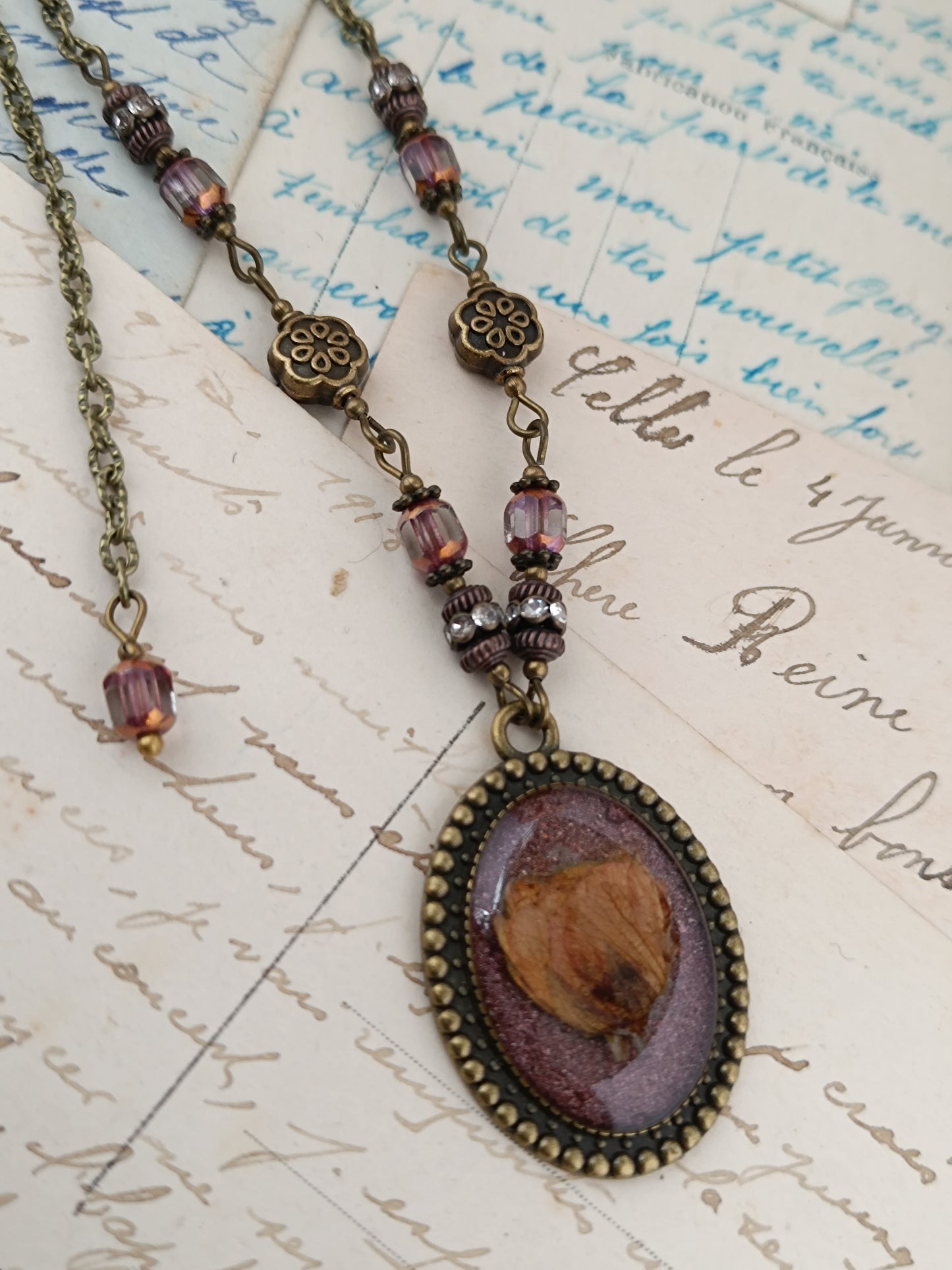 Collier Vintage Romantique Médaillon Artisanal Fleurs de Cerisier Résine 3 x 2,5 cm