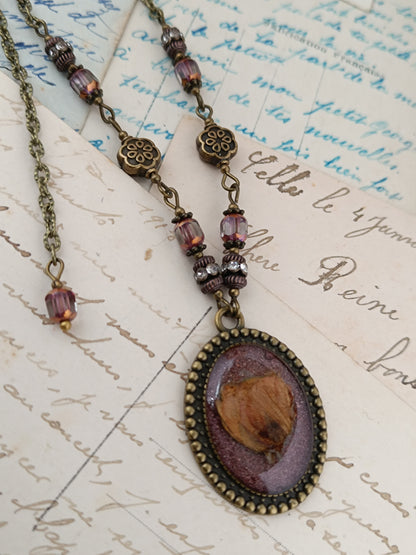 Collier Vintage Romantique Médaillon Artisanal Fleurs de Cerisier Résine 3 x 2,5 cm