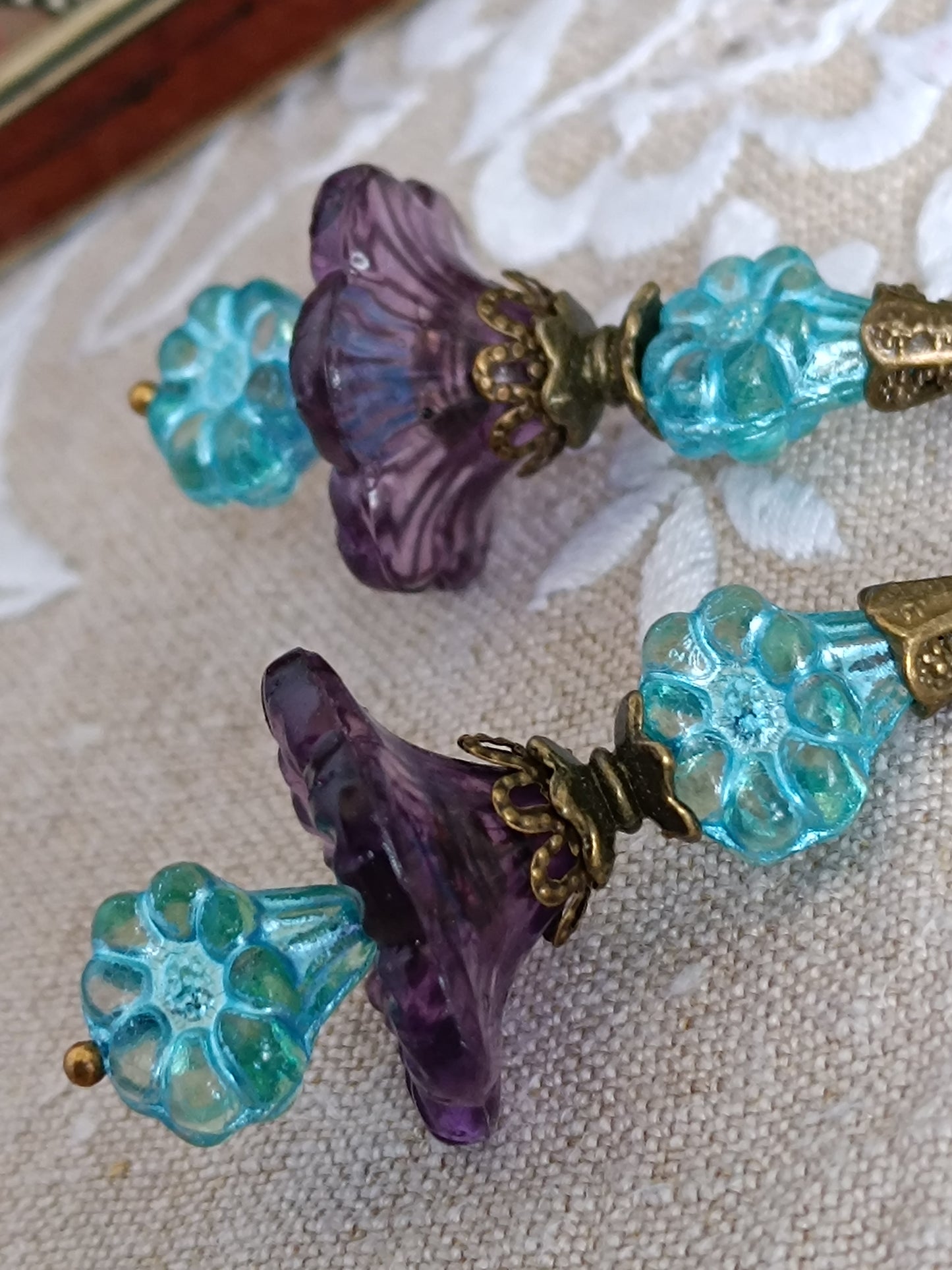 Boucles d'oreilles Fleurs Clochettes Lucite Vintage et Fleurets Verre Tchèque Bleus Bijou Bohème