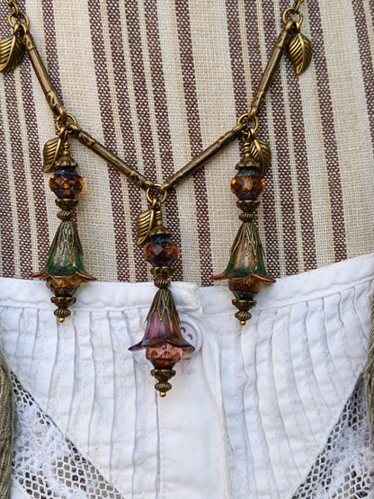 Collier Sous-Bois Enchanté - Fleurs Lucite et Feuillages Bronze
