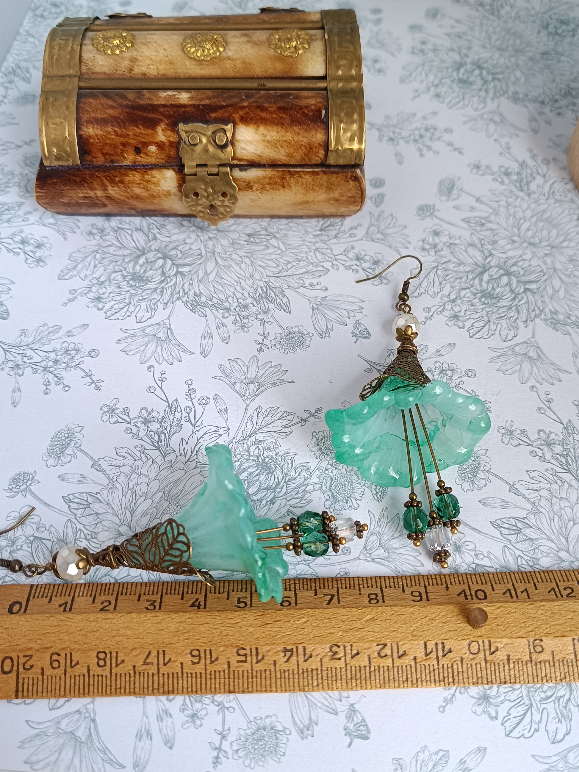 Détails et mesures boucles d'oreilles fleurs féeriques - format xxl 7,5 cm - lucite vintage verre tchèque