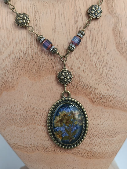 Collier Vintage Romantique Médaillon Artisanal Fleurs Séchées Fond Dark Violet 3 x 2,5 cm