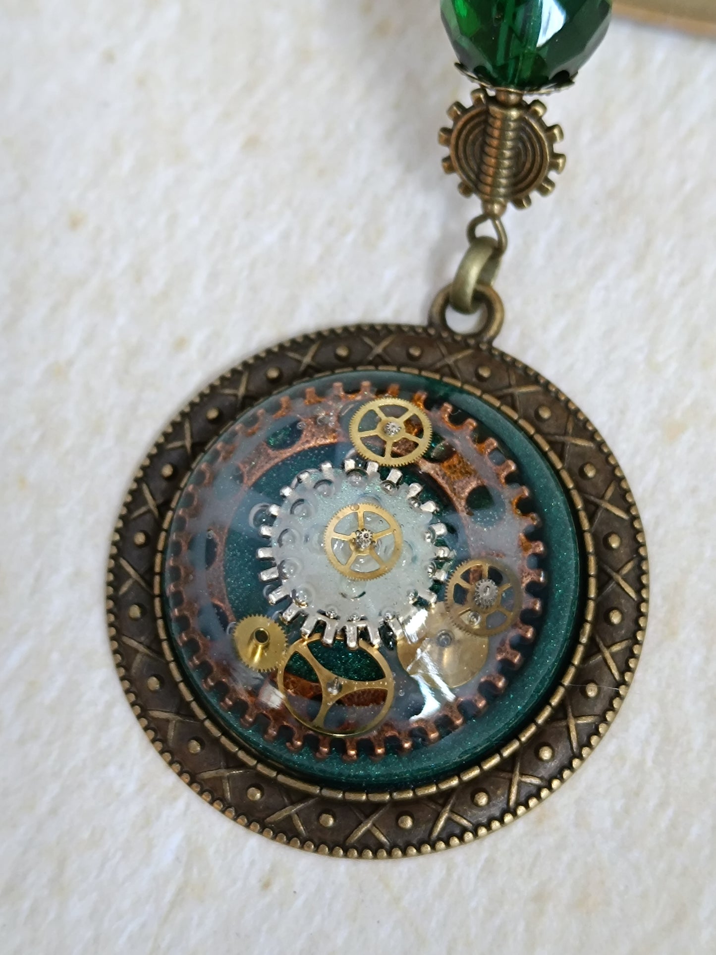 Ensemble Collier et Boucles d'Oreilles Steampunk Perles de Verre Tchèque Vertes Pendentif Cabochon Bronze Artisanal