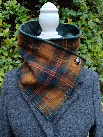 Tour de Cou Boutonné en Tartan Étreinte Textile & Poésie de Saison, réservé