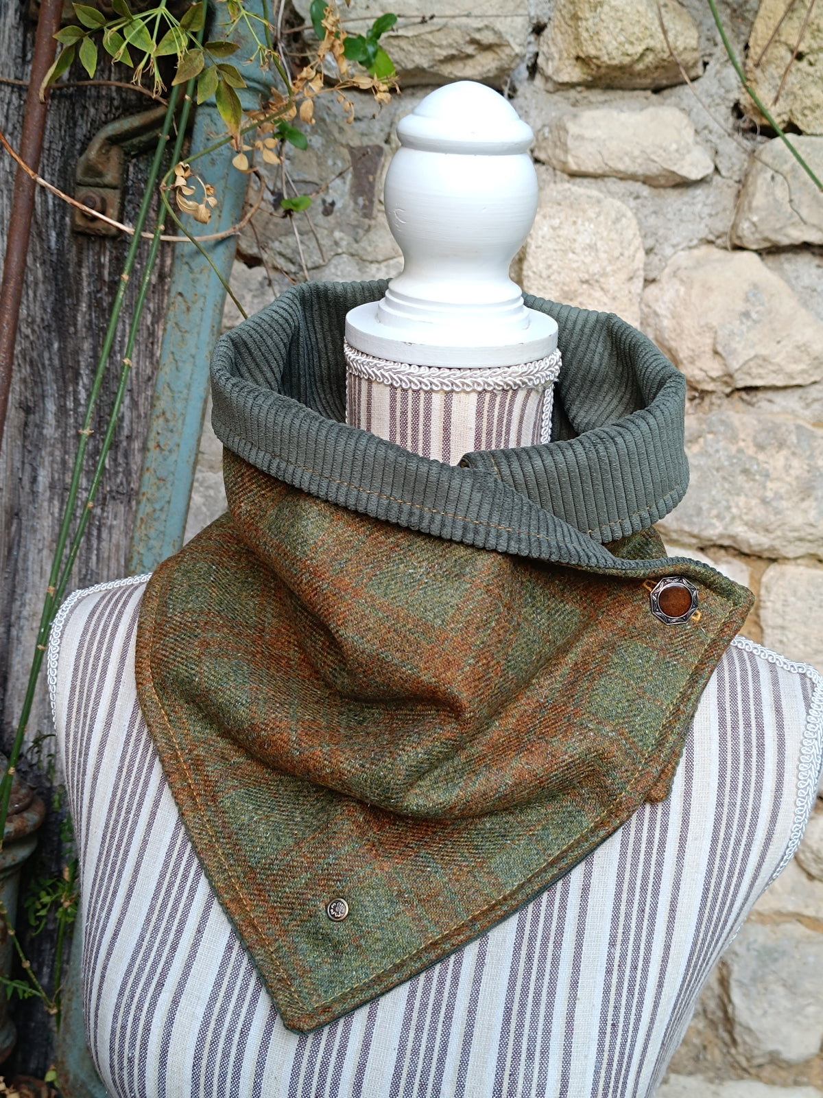 Tour de cou femme en cachemire tartan vert et marron, bouton octogonal brun
