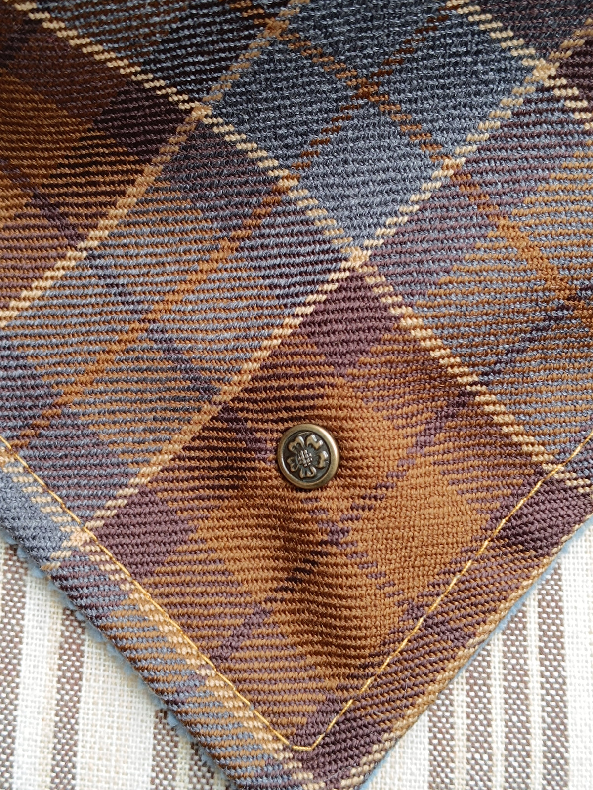 Tour de cou tartan écossais pure laine velours côtelé bleu et bouton vintage autrichien